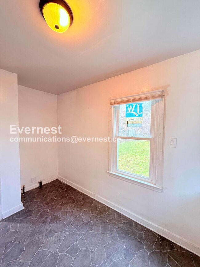 Building Photo - 5747 Lakepointe St