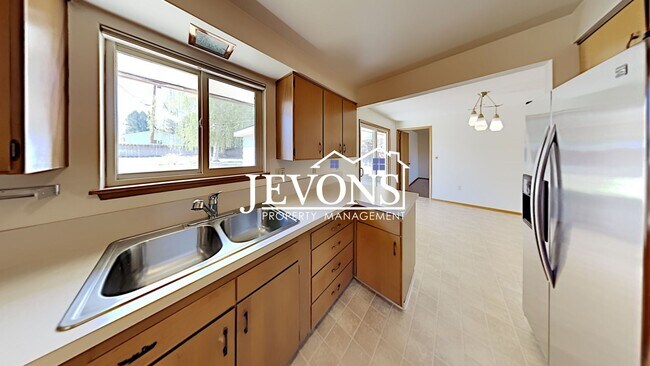 Foto del edificio - Spacious single-family home with a large f...