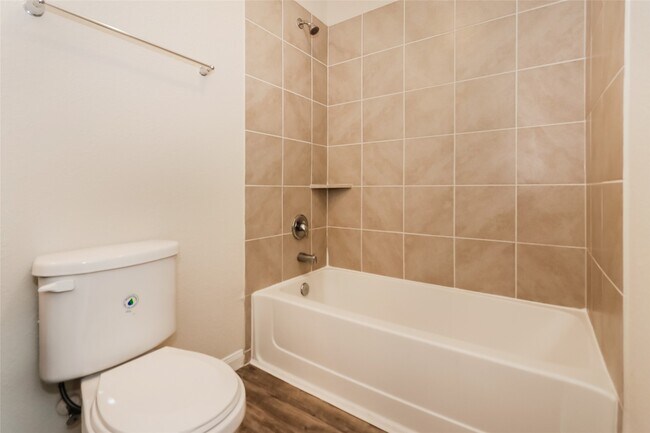 Foto del edificio - 5407 Long Arbor Ln