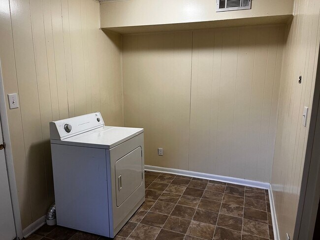 Foto del edificio - 2 Bedroom one bath Apartment close to VSU!