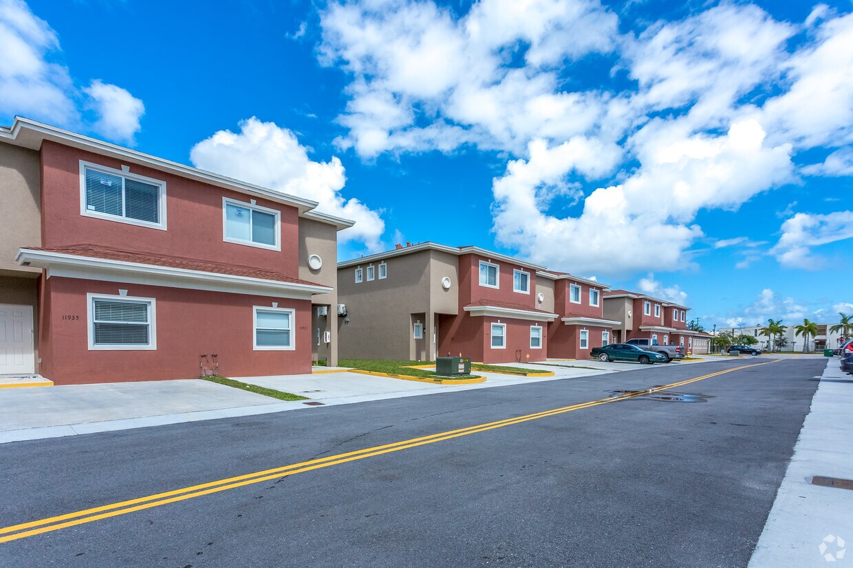 Foto principal - 11900 NW 19th Ave