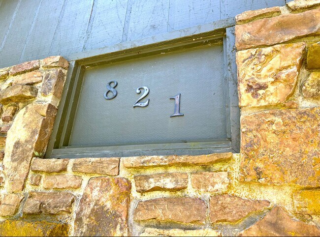 Foto del edificio - 821 E Lakeside Dr