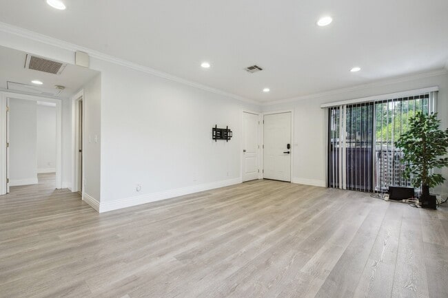 Building Photo - 1079 Laguna Ave