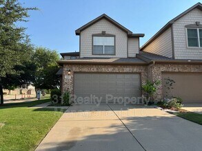 Building Photo - 900 Englewood Ln