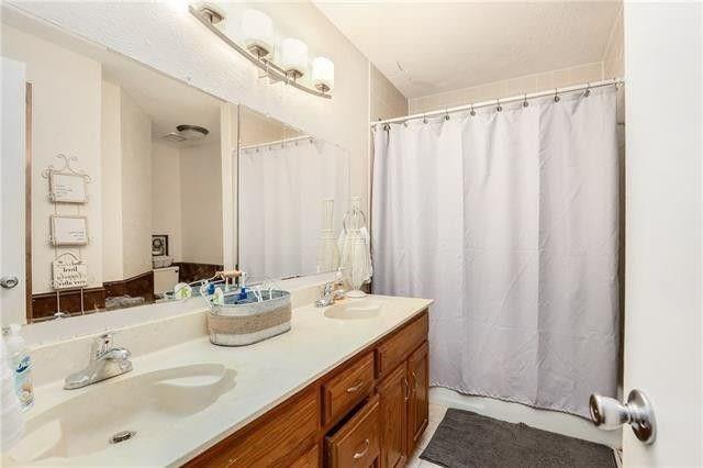Building Photo - 2404 Lakeview Cir