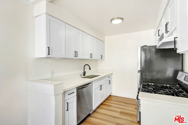 Foto del edificio - 8208 Romaine St