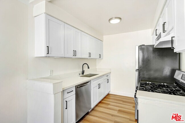 Building Photo - 8208 Romaine St