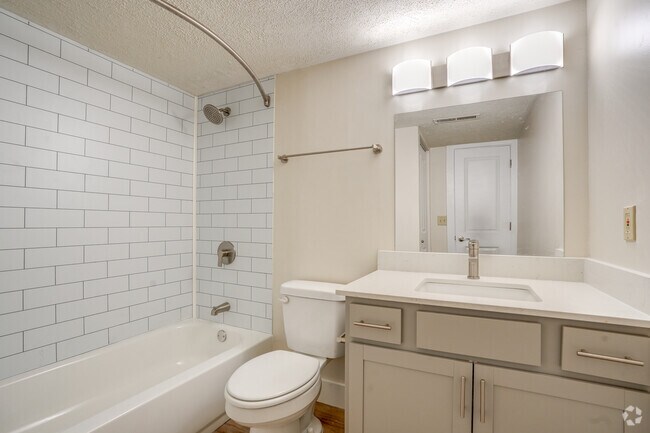 2BR, 1BA - 777SF - Golfview Apartments