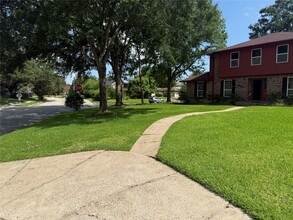 Building Photo - 3232 Parkwood Dr