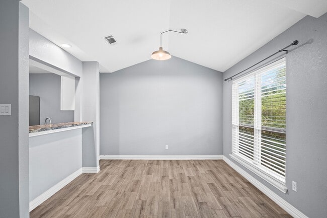 Building Photo - 8 Hideaway Dr