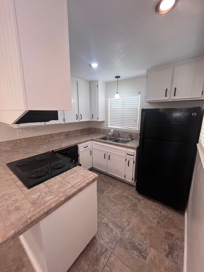 Building Photo - NICE UPDATED CONDO IN ROLLINGWOOD POINTE!!