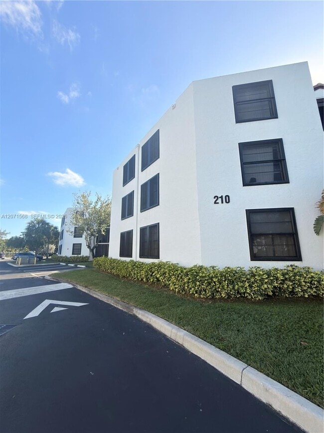 Building Photo - 210 Lake Pointe Dr