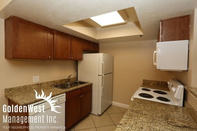 Building Photo - Cozy 1Bdm 1Ba Condo at Flamingo Palms Vill...