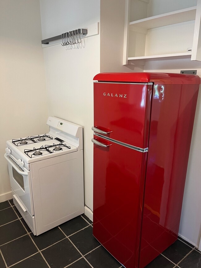 Building Photo - 135 E Ave 42