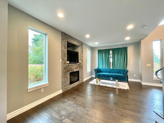 Building Photo - Stunning & Elegant Home Available for Rent!