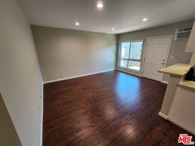 Foto del edificio - 7925 Vineland Ave