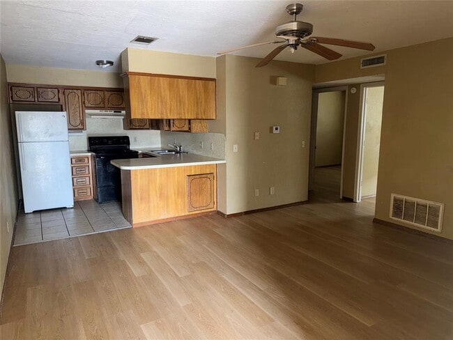 Building Photo - 1600 Grandview Dr