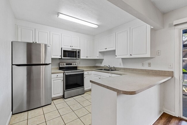 Building Photo - Lovely 3 bedroom 2 1/2 bath condo in Crick...