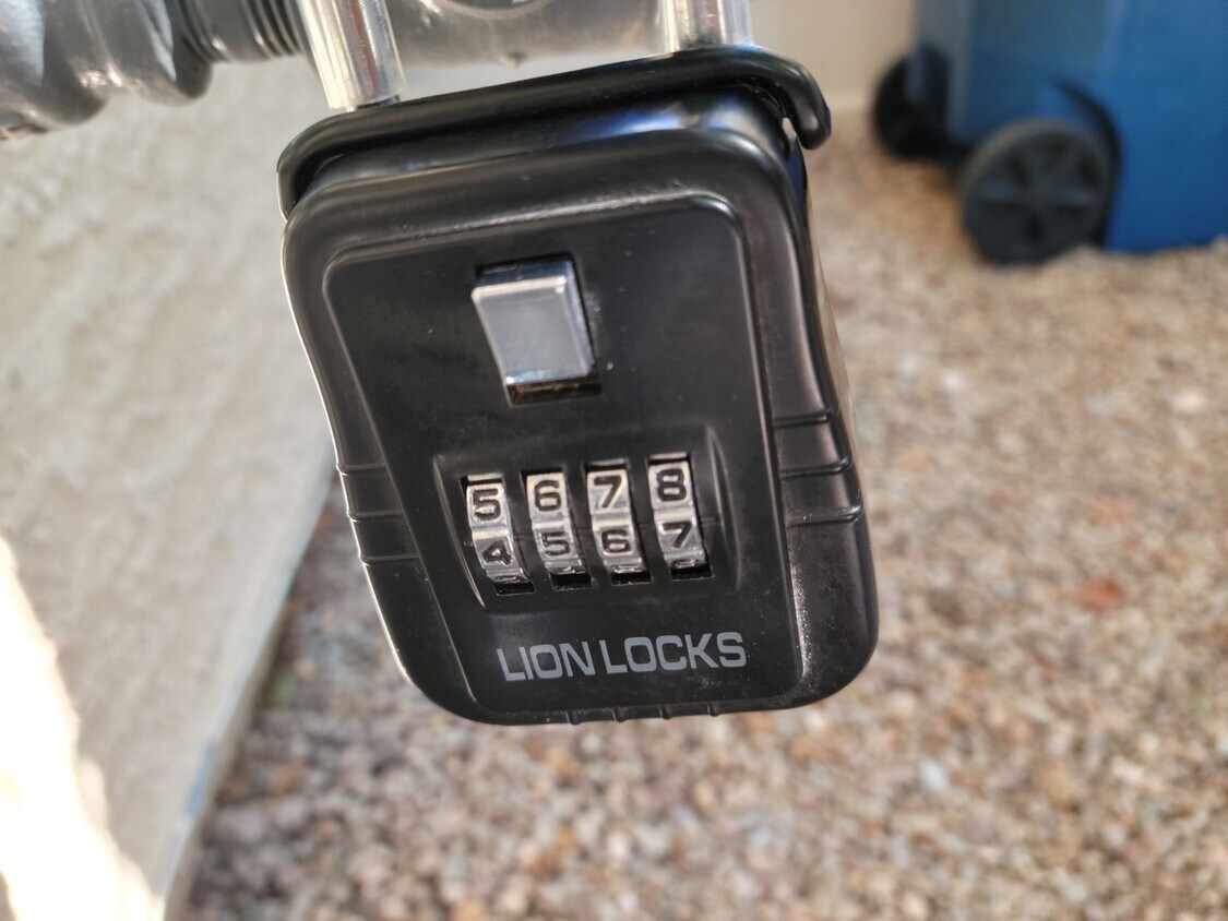 Foto del edificio - 6718 Twisted Wood Dr.