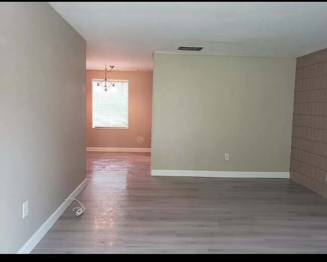 Sala de estar - 18717 Hamilton St