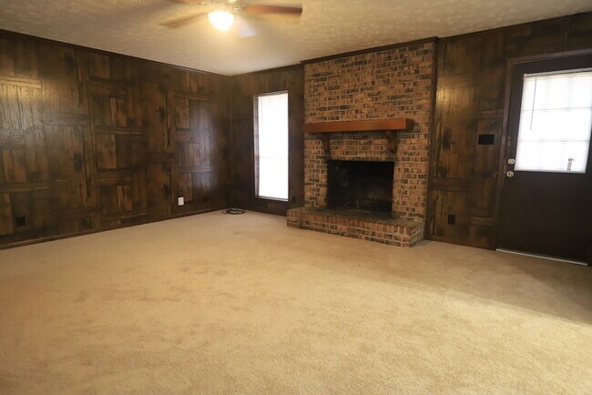 Building Photo - Stunning Shawnee