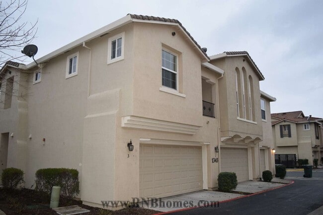 Building Photo - 1345 Incline Dr