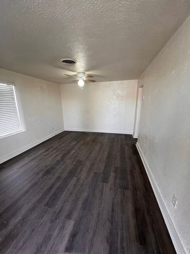 Foto del edificio - AVAILABLE Now!