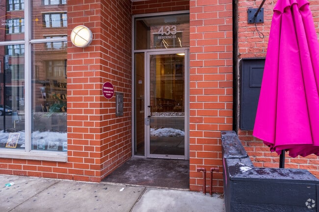 Entrance - 433 N Wells St