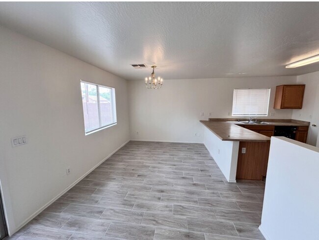 Foto del edificio - 5 bedroom + Large LOFT 3 full bathrooms!