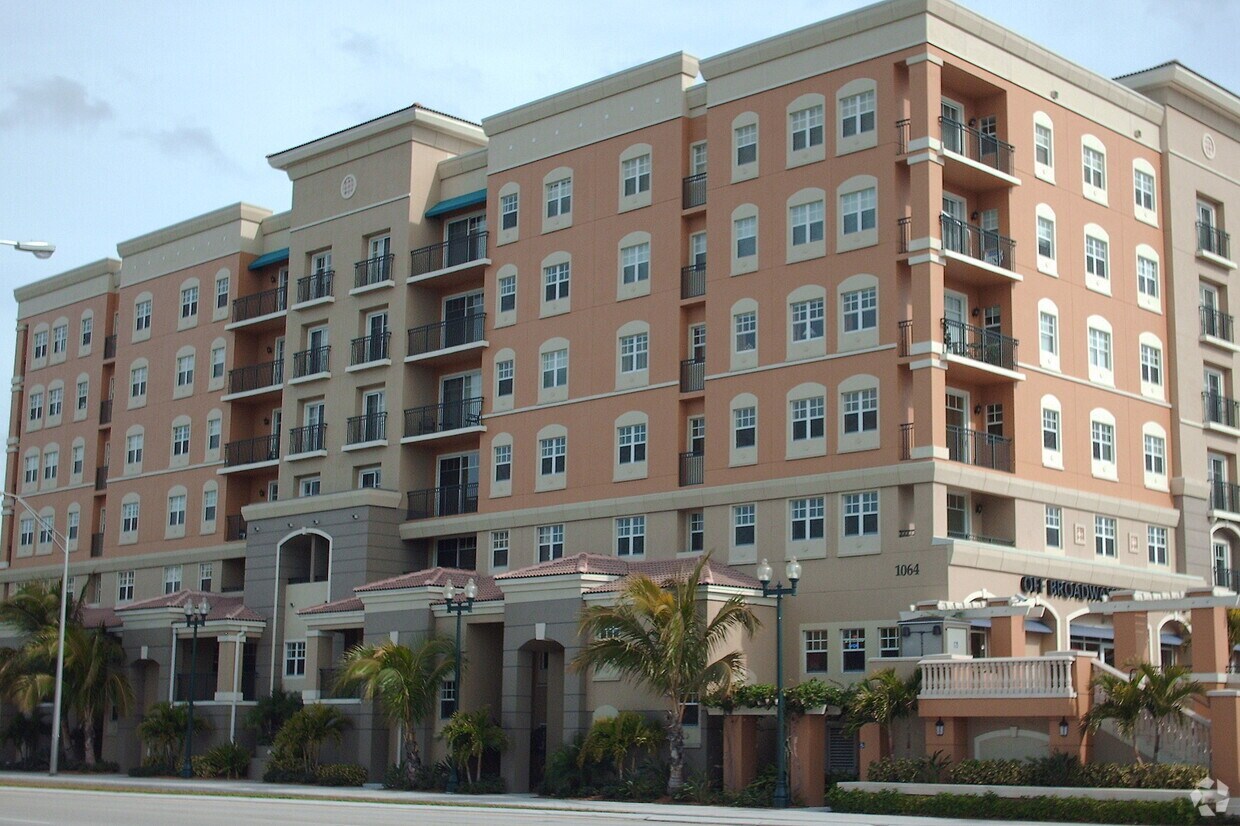 Broadway Promenade Apartments in Sarasota, FL