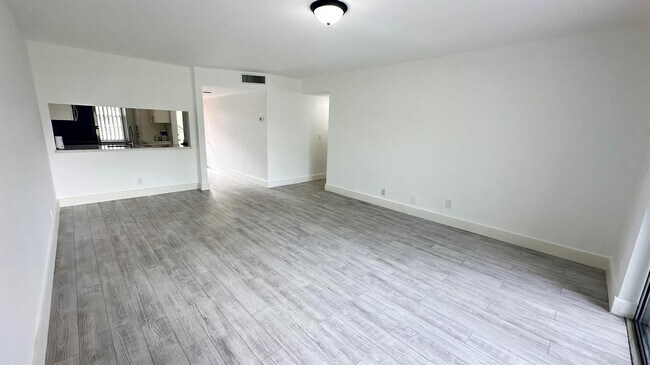 Foto del edificio - 9991 Three Lakes Cir