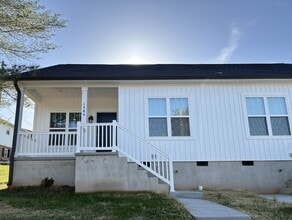 Building Photo - 1584 Martin St