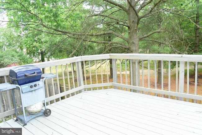 Building Photo - 8225 Londonderry Ct