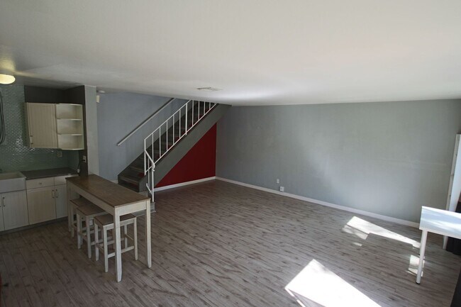 Building Photo - Large spacious 2 Bedroom in UTC
