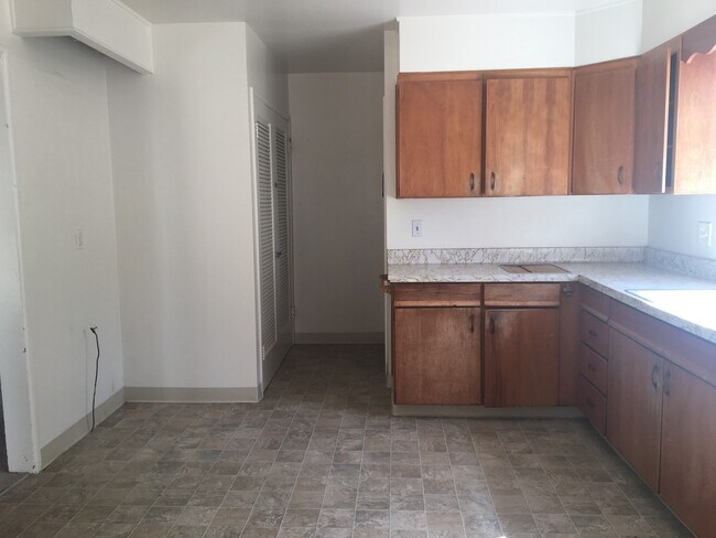 Foto del edificio - Country Club Area home with 4 bedrooms and...