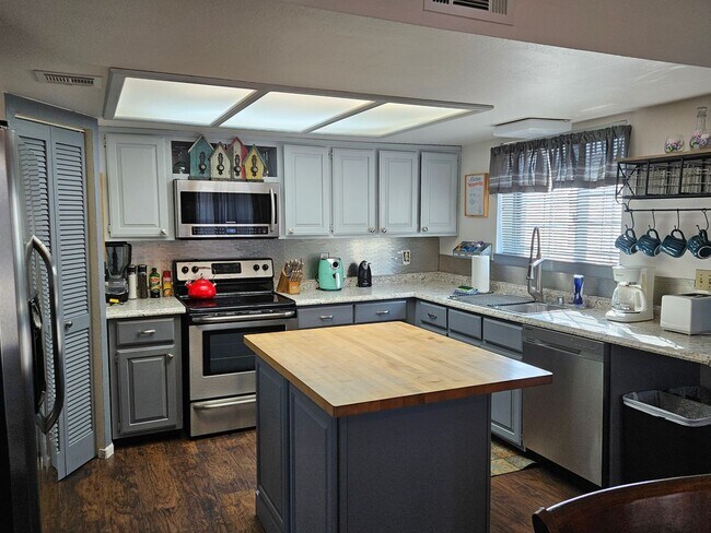 Foto del edificio - Condo with River Access, Marina view and g...