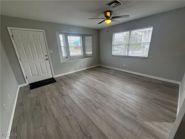 Foto del edificio - 8124 Matanzas Rd