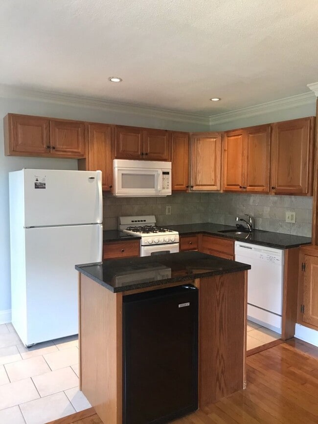 Building Photo - 634 N Monroe St