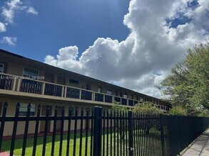 Building Photo - 3901 SW 78th Ct