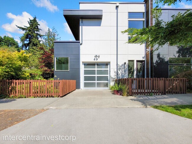 Foto del edificio - 3 br, 2 bath House - 4402 Renton Ave S