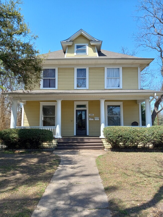 Hermosa casa/tríplex en W. 3rd Ave. - 1202 W 3rd Ave