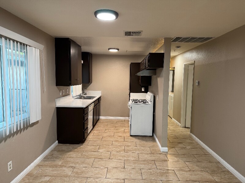 Foto principal - 16645 Valencia Ave