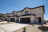 Foto principal - Like New 3 bedroom, 2.5 bathroom townhome ...