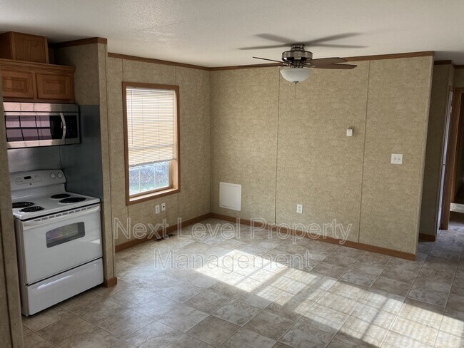 Foto del edificio - 2115 U.S. Hwy 2 E