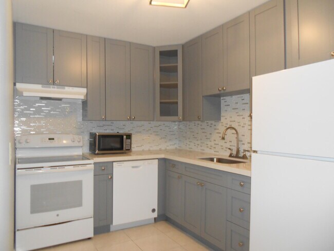Building Photo - 10120 S 40th Dr