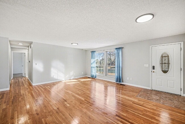 Building Photo - "Spacious 4-Bed Lakewood Gem with Hardwood Floors, Finished Basement & Fireplace - 2970 Sq Ft!"