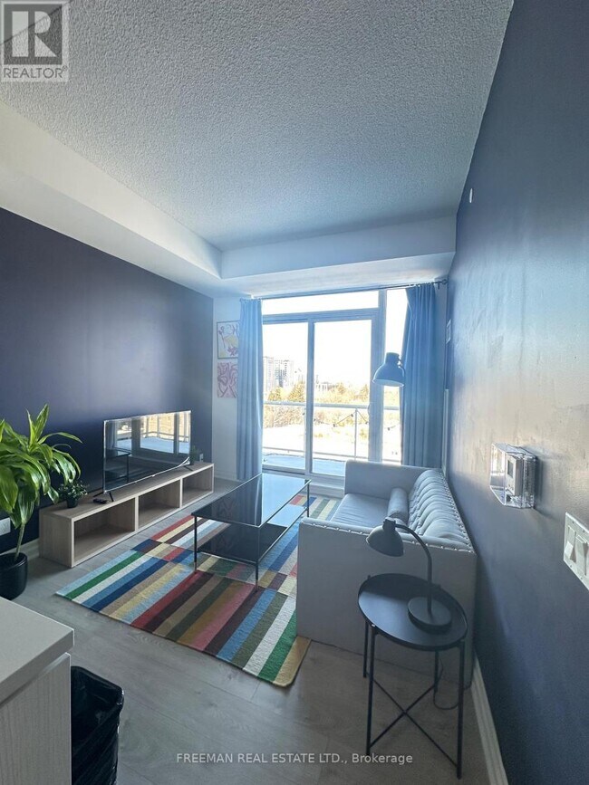 Photo du bâtiment - 18 Rouge Valley Dr W