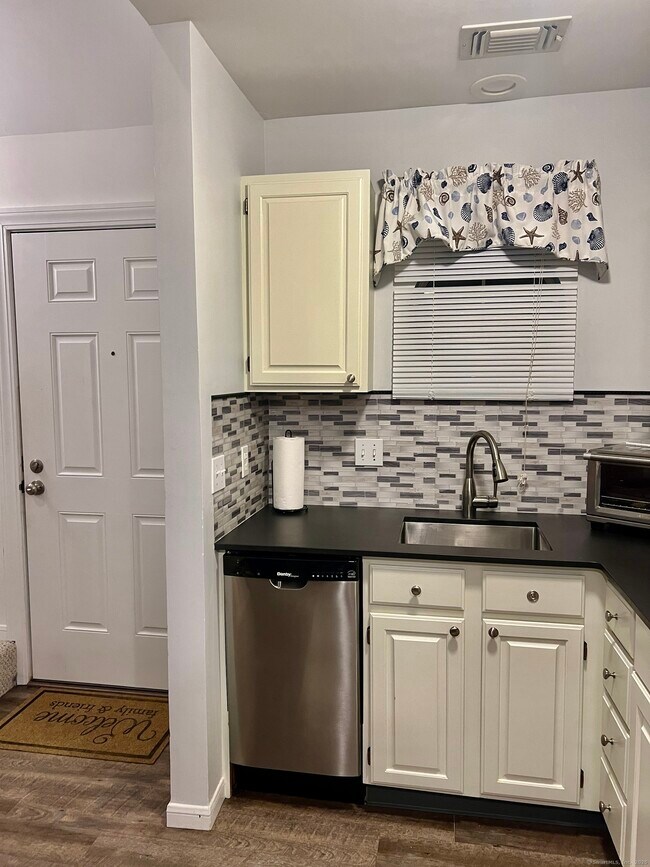 Foto del edificio - 1623 Old Pond Ln