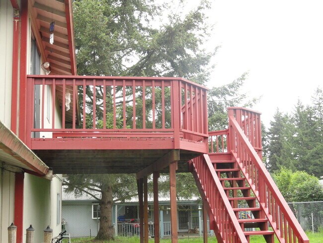 Building Photo - Spacious 3 Bedroom 1 3/4 Bath split level ...