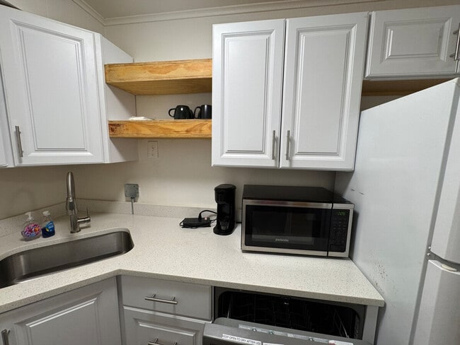 Building Photo - 806 S Elm St